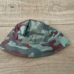 Gap Baby  Reversible Bucket Hat Camo/Navy with Chin Strap NWT Sz 0-6 months